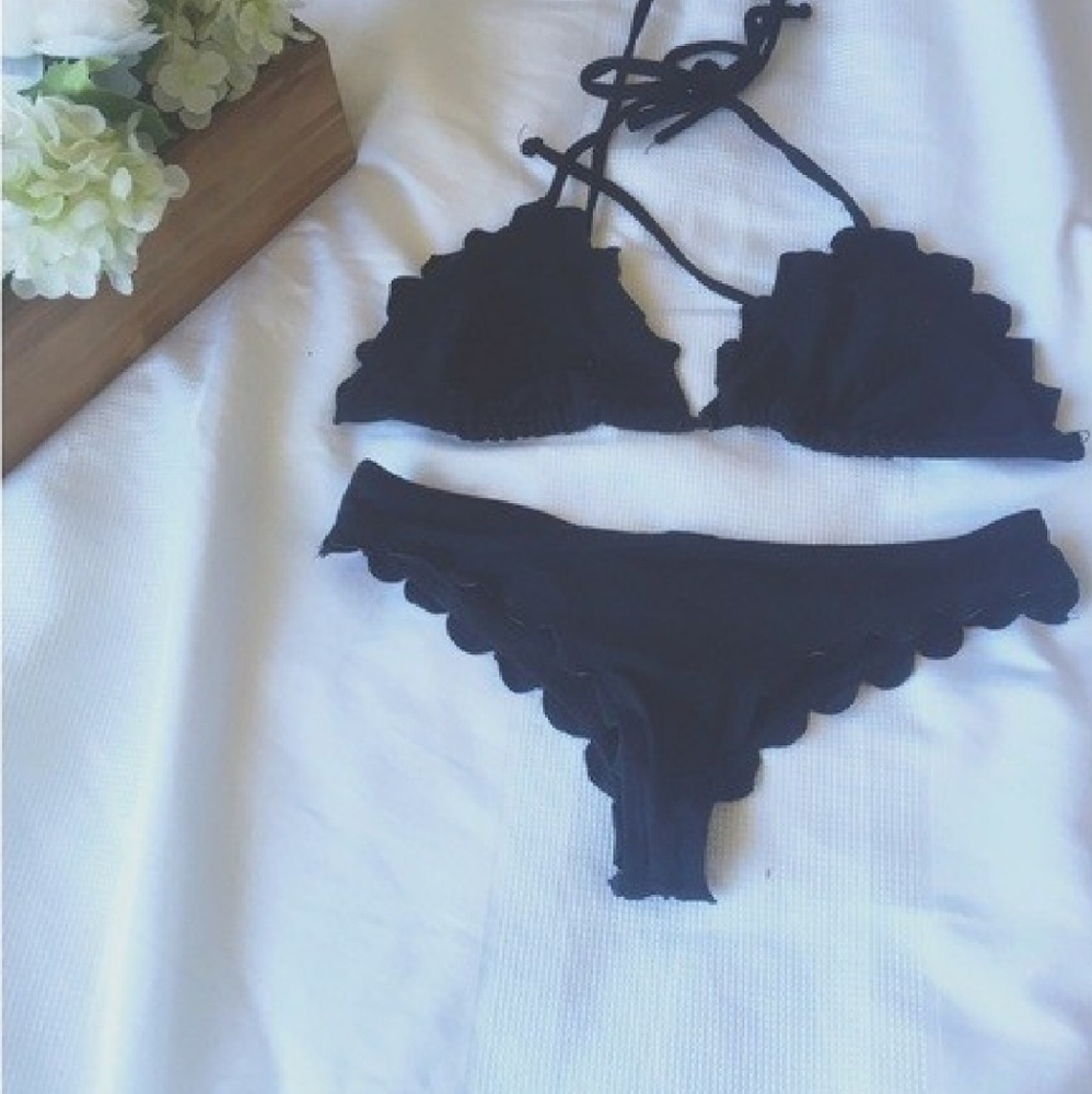 Beach Riot scallop bikini - Picture 2 of 2